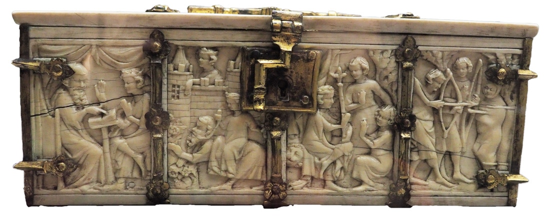 Coffret : l'assaut du château d'Amour et scènes de romans. Paris vers 1300-1310 Ivoire d'éléphant, ferrures en alliage cuivreux. Dimensions : 9,7 x 25,7 x 16,7 cm. Conservé au musée de Cluny sous le n° CL. 2384