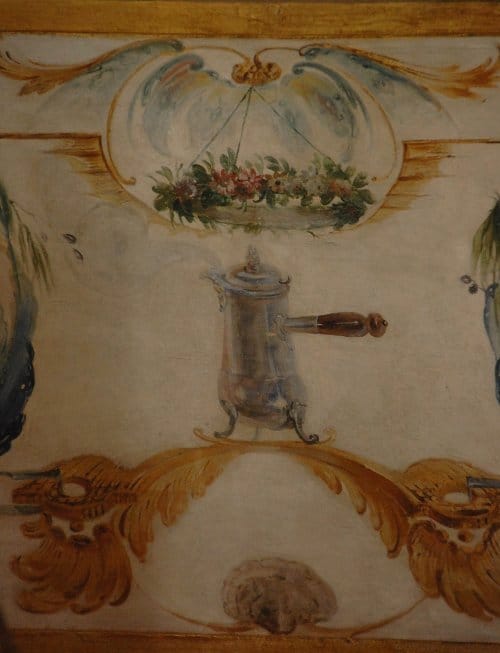 1737 - Chocolatière peinte sur un décors de la Grande singerie de Chantilly par Christophe Huet