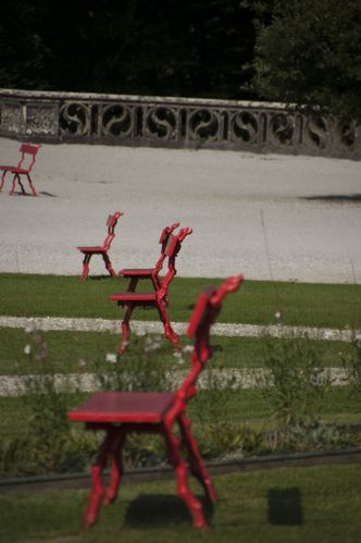 Ellipse de bancs rouges - Felice Varini