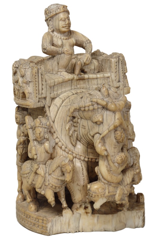 Pièce d'échec représentant un éléphant de guerre indien ( H. 15.5 cm, D. 8.9 cm) qui était dans le trésors de l'abbaye de Saint-Denis jusqu'à la Révolution. Actuellement conservé au Cabinet des Médailles et Antiques de la BNF (photo Gallica)