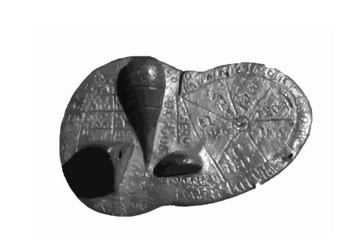 Surnommé le foie de Plaisance, cet objet est une sorte de maquette pour permettre aux apprentis haruspices de s’entraîner à faire des divinations et à repérer à quel dieu s'intéresser selon la zone du foie qui présente une irrégularité.