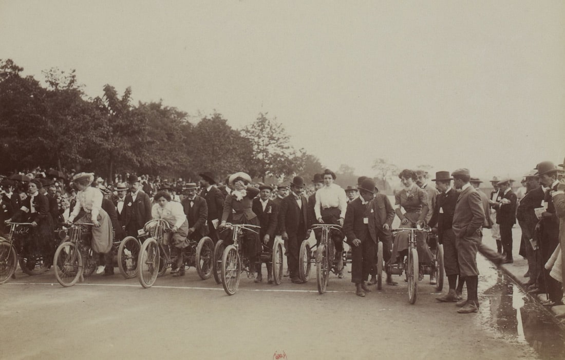 Le départ du championnat des chauffeuses - Jules Beau - Gallica BNF