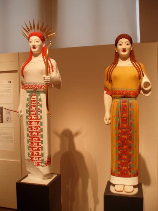 Restitution du décor polychrome de la Korè au péplos, vers 530-520 : à gauche sous les traits de la déesse Artémis, à droite sous ceux d'Athéna.Etude : Vinzenz Brinkmann. Restauration des cassures : Alfons Neubauer, Christoph Bergmann. Dorure : Sylvia Kellner. Peinture : Ulrike Koch-Brinkmann. Original : Acropole d'Athènes (Inv. n°679). Copie peinte : Staatliche Antikensammlungen und Glyptothek. Exposition « Bunte Götter » dans la version montrée à Athènes - photo de Marsyas sur wikimedia