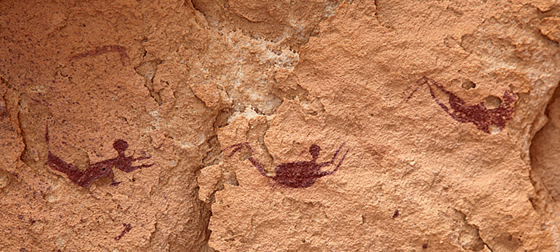 Nageurs représentés dans la grotte éponyme, Wadi Sura, Égypte - photo de Roland Unger - Wikimedia