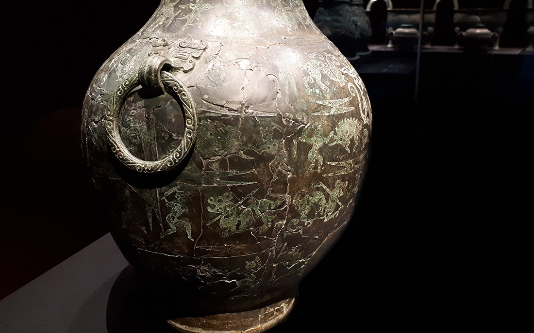 Pot en bronze avec scènes de chasse - période des Printemps et Automnes ou période (entre -770 et -475) Henan Museum -