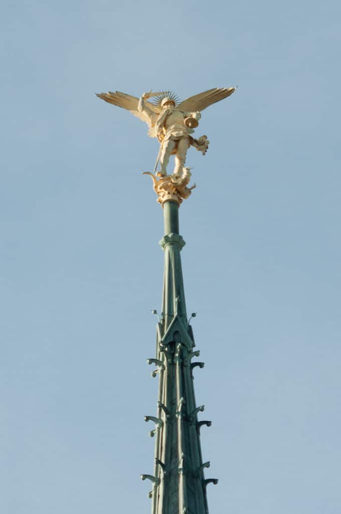 Saint-Michel (4,5m de haut) sur la flèche de l'abbatiale du Mont-Saint-Michel - Thomas Dousseau - Wikimedia -